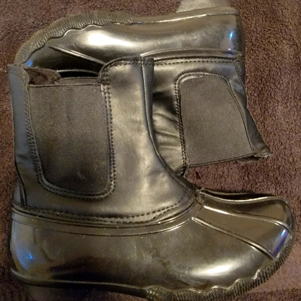 Black snow boots